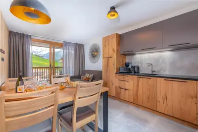 Cuisine ou kitchenette dans l'établissement La Cour aux Ecureuils