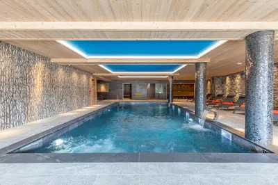 Piscine de l'établissement La Cour aux Ecureuils ou située à proximité