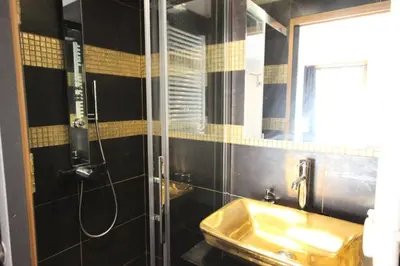 Salle de bains dans l'établissement Chalet Des Domaines De La Vanoise - Confortable appartement au calme, à 1km du village et 5 km de la station MAE-3134