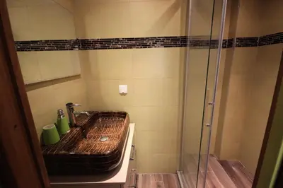 Salle de bains dans l'établissement Chalet Des Domaines De La Vanoise - Confortable appartement au calme, à 1km du village et 5 km de la station MAE-3134