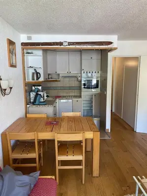 Cuisine ou kitchenette dans l'établissement Cosy F2 Val Claret 6 couchages avec jolie vue sud ouest