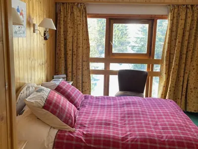 Un ou plusieurs lits dans un hébergement de l'établissement Appartement duplex spacieux, ski aux pieds, 8 pers, balcon - FR-1-346-532