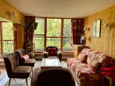 Coin salon dans l'établissement Appartement duplex spacieux, ski aux pieds, 8 pers, balcon - FR-1-346-532