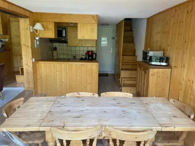 Cuisine ou kitchenette dans l'établissement Appartement duplex spacieux, ski aux pieds, 8 pers, balcon - FR-1-346-532
