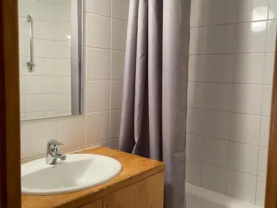 Salle de bains dans l'établissement Appartement duplex spacieux, ski aux pieds, 8 pers, balcon - FR-1-346-532