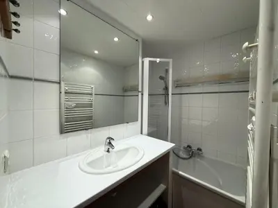 Salle de bains dans l'établissement Le Borsat - Très agréable 2 pièces cabine au pied des pistes MAE-1214