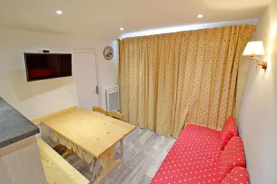 Télévision ou salle de divertissement dans l'établissement Le Hameau De Borsat - Situation privilègiée appartement proche piste MAE-1244