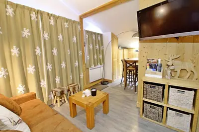 Télévision ou salle de divertissement dans l'établissement Le Hameau De Borsat - Appartement tout confort au pied des pistes MAE-1264