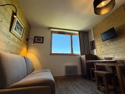Télévision ou salle de divertissement dans l'établissement Les Tommeuses - Charmant studio cabine au pied des pistes MAE-1384