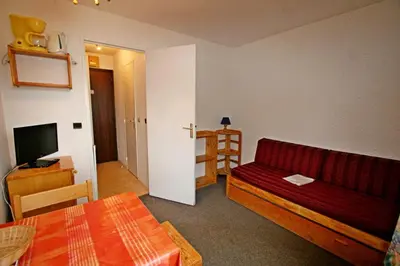 Télévision ou salle de divertissement dans l'établissement Les Tommeuses - Studio idéalement placé au pied des pistes MAE-1404