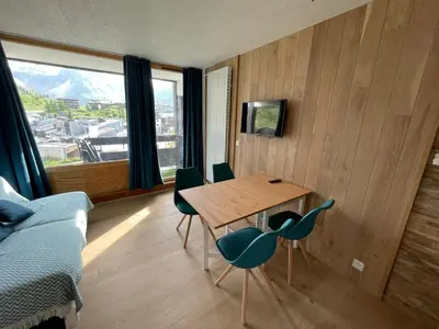 Télévision ou salle de divertissement dans l'établissement Studio rénové 2 adultes 2 enfants - Tignes Lavachet - Vue Montagne plein sud