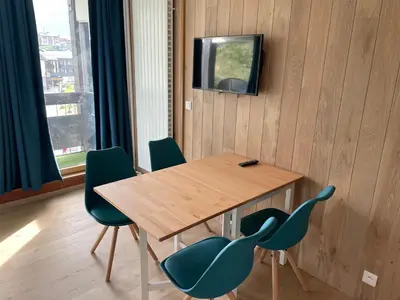 Télévision ou salle de divertissement dans l'établissement Studio rénové 2 adultes 2 enfants - Tignes Lavachet - Vue Montagne plein sud