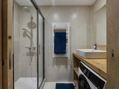 Salle de bains dans l'établissement Appartement rénové 2 ch. avec wifi, proche pistes - FR-1-641-10