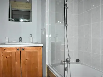 Salle de bains dans l'établissement Appartement pratique proche commerces et téléphérique, 2 pièces, 4 pers. - FR-1-464-213