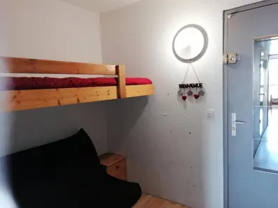 Un ou plusieurs lits dans un hébergement de l'établissement Résidence Varet - Studio pour 4 personnes à Arc 2000 avec vue sur la montagne et la station MAE-1024