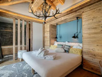 Un ou plusieurs lits dans un hébergement de l'établissement Chalet de luxe avec piscine, sauna, hammam, cinéma et salle de jeu - FR-1-694-3