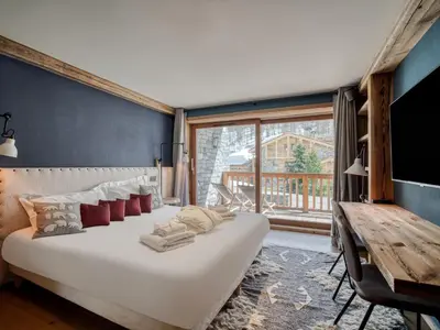 Un ou plusieurs lits dans un hébergement de l'établissement Chalet de luxe avec piscine, sauna, hammam, cinéma et salle de jeu - FR-1-694-3