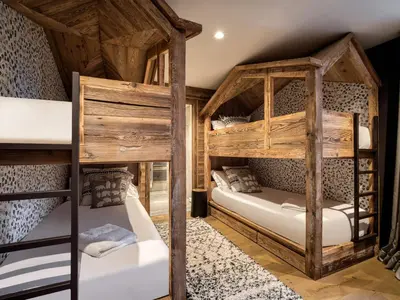 Un ou plusieurs lits dans un hébergement de l'établissement Chalet de luxe avec piscine, sauna, hammam, cinéma et salle de jeu - FR-1-694-3