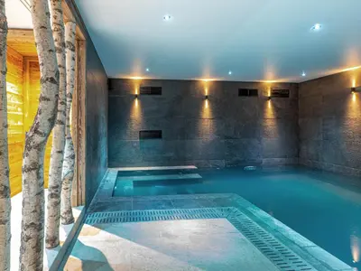 Piscine de l'établissement Chalet de luxe avec piscine, sauna, hammam, cinéma et salle de jeu - FR-1-694-3 ou située à proximité