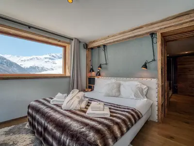Un ou plusieurs lits dans un hébergement de l'établissement Chalet de luxe avec piscine, sauna, hammam, cinéma et salle de jeu - FR-1-694-3