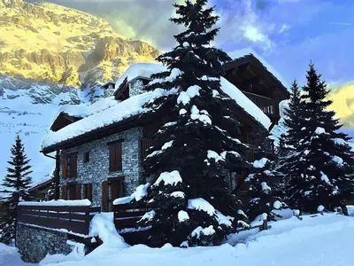 L'établissement Appartement-chalet de standing avec cheminée et hammam, idéalement situé sur le front de neige de Val d'Isère - FR-1-694-9 en hiver