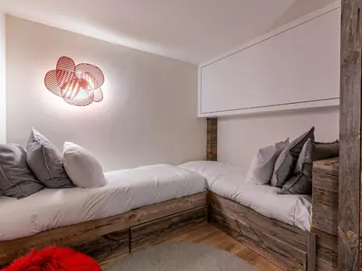 Coin salon dans l'établissement Appartement-chalet de standing avec cheminée et hammam, idéalement situé sur le front de neige de Val d'Isère - FR-1-694-9