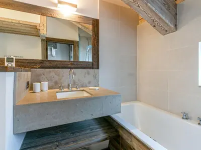 Salle de bains dans l'établissement Appartement-chalet de standing avec cheminée et hammam, idéalement situé sur le front de neige de Val d'Isère - FR-1-694-9
