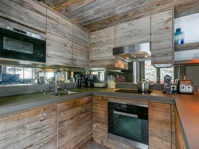 Cuisine ou kitchenette dans l'établissement Appartement-chalet de standing avec cheminée et hammam, idéalement situé sur le front de neige de Val d'Isère - FR-1-694-9