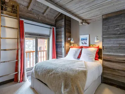 Un ou plusieurs lits dans un hébergement de l'établissement Appartement-chalet de standing avec cheminée et hammam, idéalement situé sur le front de neige de Val d'Isère - FR-1-694-9