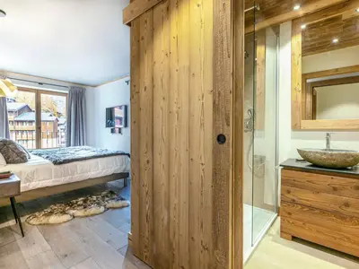 Un ou plusieurs lits dans un hébergement de l'établissement Appartement de luxe avec cheminée, balcon et services inclus, au pied de la forêt de Bellevarde - FR-1-694-12