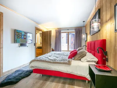 Télévision ou salle de divertissement dans l'établissement Appartement de luxe avec cheminée, balcon et services inclus, au pied de la forêt de Bellevarde - FR-1-694-12