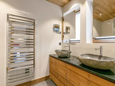 Salle de bains dans l'établissement Appartement de luxe avec cheminée, balcon et services inclus, au pied de la forêt de Bellevarde - FR-1-694-12