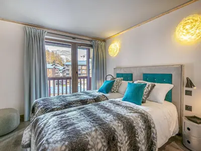 Un ou plusieurs lits dans un hébergement de l'établissement Appartement de luxe avec cheminée, balcon et services inclus, au pied de la forêt de Bellevarde - FR-1-694-12