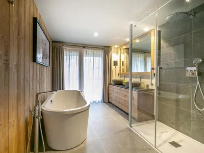 Salle de bains dans l'établissement Appartement de luxe avec cheminée, balcon et services inclus, au pied de la forêt de Bellevarde - FR-1-694-12