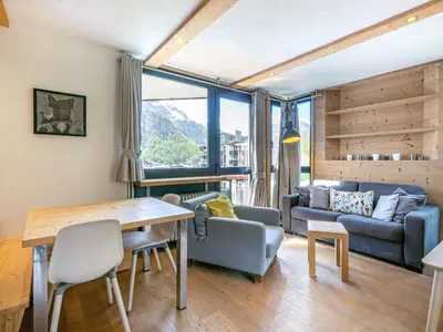 Coin salon dans l'établissement Élégant 3 pièces rénové avec balcon, cœur de Val-d'Isère, proche commodités - FR-1-694-1