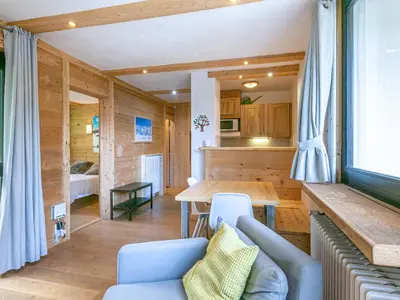 Coin salon dans l'établissement Élégant 3 pièces rénové avec balcon, cœur de Val-d'Isère, proche commodités - FR-1-694-1