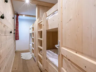 Un ou plusieurs lits dans un hébergement de l'établissement Élégant 3 pièces rénové avec balcon, cœur de Val-d'Isère, proche commodités - FR-1-694-1