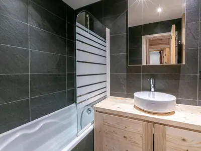 Salle de bains dans l'établissement Élégant 3 pièces rénové avec balcon, cœur de Val-d'Isère, proche commodités - FR-1-694-1
