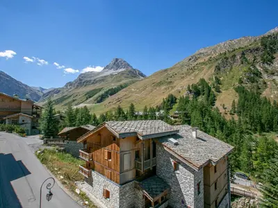 Plan de l'établissement Cocon raffiné 5 pièces skis aux pieds à Val-d’Isère avec wifi, cheminée et garage - FR-1-694-11