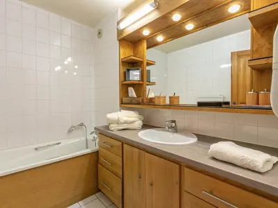 Salle de bains dans l'établissement Chalet de luxe avec sauna, cheminée et WiFi à Val-d'Isère - FR-1-694-17