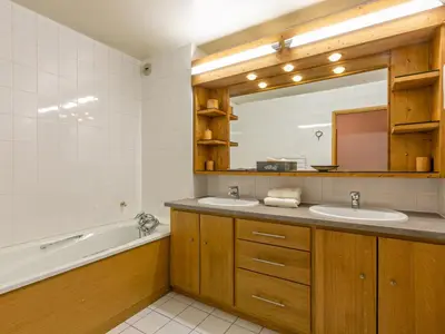 Salle de bains dans l'établissement Chalet de luxe avec sauna, cheminée et WiFi à Val-d'Isère - FR-1-694-17