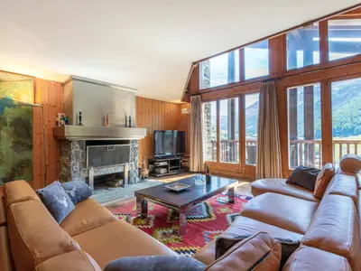 Coin salon dans l'établissement Chalet de luxe avec sauna, cheminée et WiFi à Val-d'Isère - FR-1-694-17