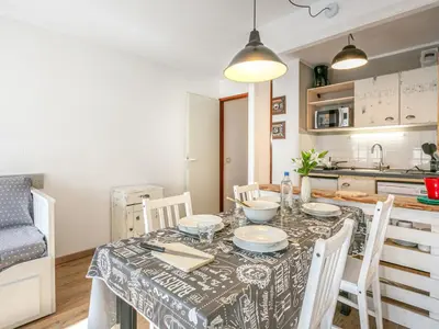 Cuisine ou kitchenette dans l'établissement Appartement lumineux 6 pers, 2 sdb, wifi, garage, proche pistes et centre, casier à skis, animaux ok - FR-1-694-19