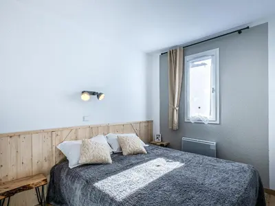Un ou plusieurs lits dans un hébergement de l'établissement Appartement lumineux 6 pers, 2 sdb, wifi, garage, proche pistes et centre, casier à skis, animaux ok - FR-1-694-19