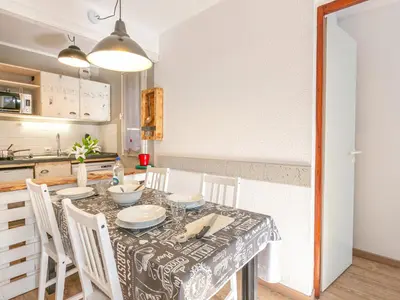 Cuisine ou kitchenette dans l'établissement Appartement lumineux 6 pers, 2 sdb, wifi, garage, proche pistes et centre, casier à skis, animaux ok - FR-1-694-19