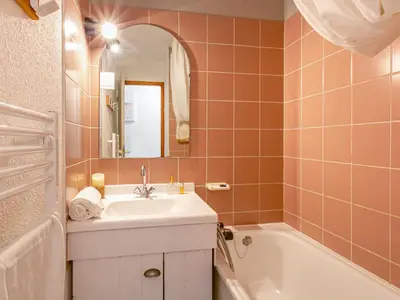 Salle de bains dans l'établissement Appartement lumineux 6 pers, 2 sdb, wifi, garage, proche pistes et centre, casier à skis, animaux ok - FR-1-694-19