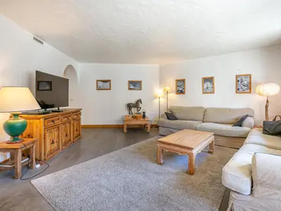 Coin salon dans l'établissement Bel appartement de standing au coeur de Val-d'Isère, accès direct aux pistes - FR-1-694-31