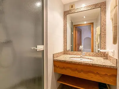 Salle de bains dans l'établissement Bel appartement de standing au coeur de Val-d'Isère, accès direct aux pistes - FR-1-694-31