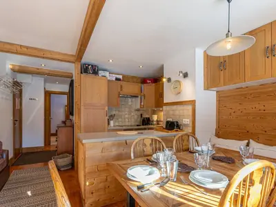 Cuisine ou kitchenette dans l'établissement Appartement cocooning skis aux pieds avec terrasse Sud, Wi-Fi et équipements complets - FR-1-694-28