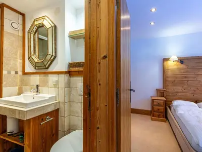 Salle de bains dans l'établissement Appartement cocooning skis aux pieds avec terrasse Sud, Wi-Fi et équipements complets - FR-1-694-28